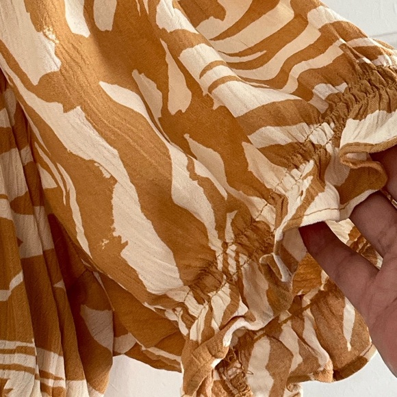 H&M Zebra Print Crop Top Puff Short Sleeves Cream and Tan Sexy Animal Print L - Picture 4 of 10